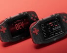 A edição especial para desenvolvedores do Konkr Pocket Advance possui botões vermelhos e uma carcaça translúcida.