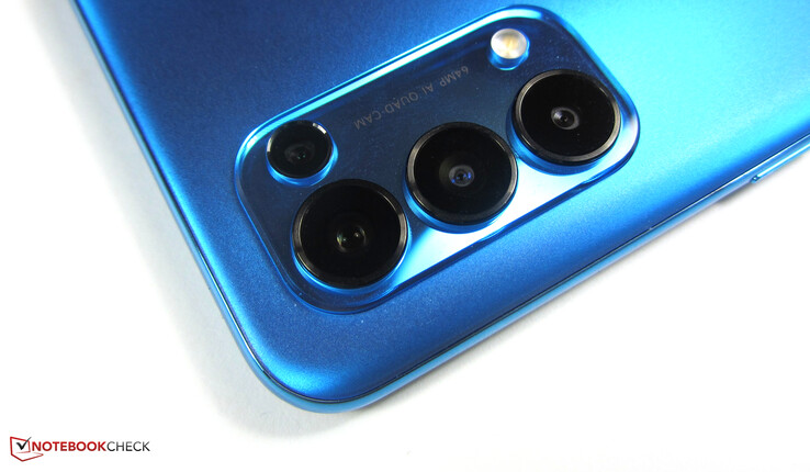 Apanhador de olhos: A configuração de 64 MP de câmera quádrupla se projeta ligeiramente da tampa traseira.