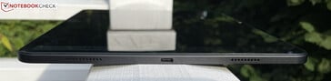 Direita: alto-falante, USB-C 2.0, alto-falante