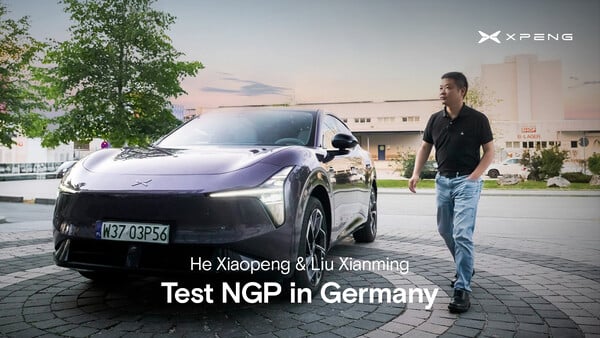 He Xiaopeng, CEO e presidente da Xpeng, e Liu Xianming, diretor do Centro de Inteligência Geral (GIC) da Xpeng, estão testando o NGP no trânsito alemão.