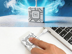 Duas imagens promocionais de um transmissor sem fio.