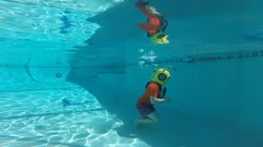 O senhor testa seu capacete de mergulho impresso por ele mesmo em sua piscina