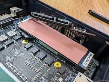 Slot primário M.2 2280 PCIe4 x4 NVMe + baía secundária SATA III de 2,5 polegadas na parte superior. O módulo WLAN removível fica embaixo do SSD M.2