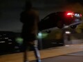 Um vídeo correspondente no YouTube mostra um Tesla Model S voando pelo ar antes de bater em vários carros estacionados (Imagem: Alex Choi, YouTube)