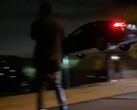 Um vídeo correspondente no YouTube mostra um Tesla Model S voando pelo ar antes de bater em vários carros estacionados (Imagem: Alex Choi, YouTube)