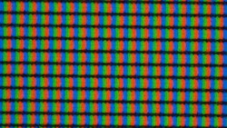 A grade de subpixels é levemente borrada sob a superfície fosca da tela.