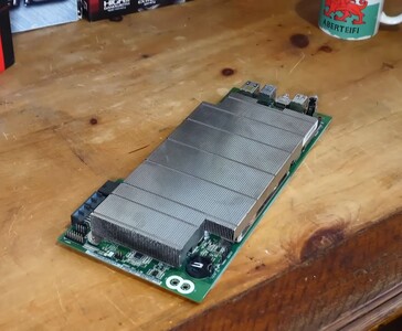 Placa AMD BC250 com um grande dissipador de calor passivo (Fonte da imagem: Budget-Builds Official via YouTube)