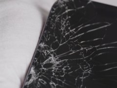 A tela do iPhone 17 Pro (foto) quebrou na primeira tentativa de queda, embora tenha continuado a funcionar normalmente depois disso. (Fonte da imagem: Allstate Protection Plans/YouTube)