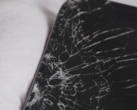 A tela do iPhone 17 Pro (foto) quebrou na primeira tentativa de queda, embora tenha continuado a funcionar normalmente depois disso. (Fonte da imagem: Allstate Protection Plans/YouTube)