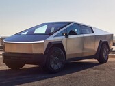 Um Cybertruck da Tesla. A Tesla está oferecendo um ano de Full Scale Driving (FSD) gratuito para os proprietários (Fonte da imagem: Greg Pajo Car and Driver)