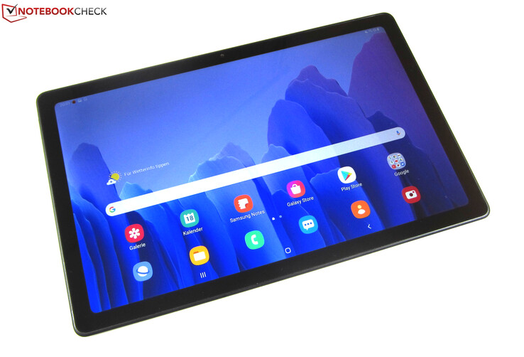 Com 477 gramas (~1 lb), a Samsung Galaxy Tab A7 LTE é relativamente leve para um tablete de 10,4 polegadas, e com sua caixa fina de 7 mm (~0,3 pol.), é confortável de segurar.