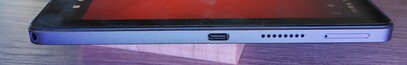 À direita: Porta USB-C, alto-falante, slot microSD/SIM