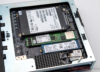 Minisforum MS-01 equipado com três SSDs