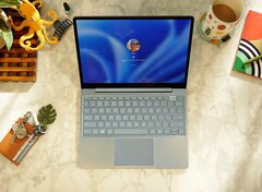 A Microsoft fez alterações mínimas entre o Surface Laptop Go 2 e seu sucessor. (Fonte da imagem: Microsoft)