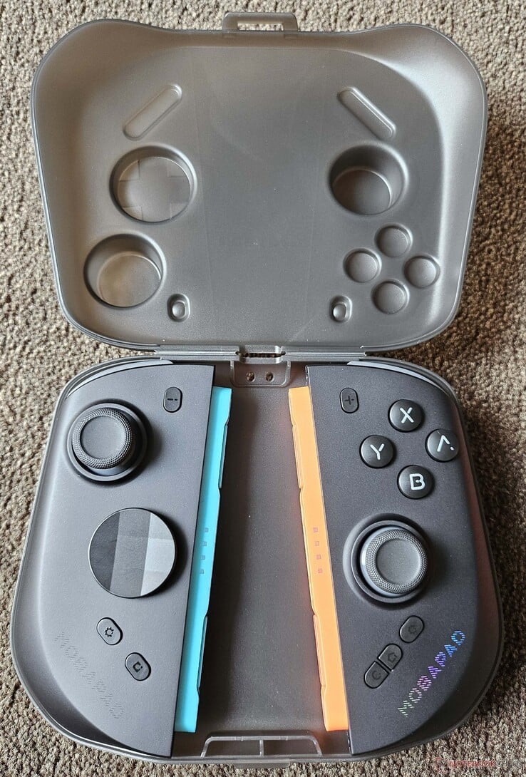 O estojo protege os Joy-Cons e também oferece espaço para o suporte opcional.
