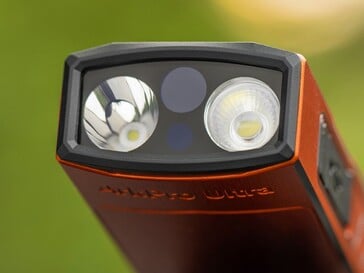 A Olight ArkPro Ultra possui um holofote, um foco, luz ultravioleta e laser verde.