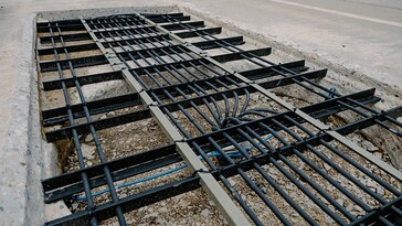 O Departamento de Transportes de Indiana cobriu as bobinas do transmissor da Purdue com concreto de rodovia. (Fonte da imagem: Kelsey Lefever/Universidade de Purdue)