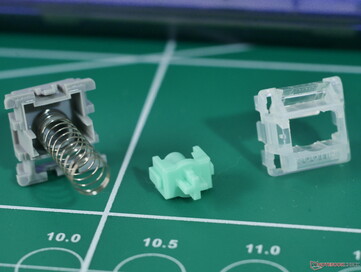 Desmontagem do interruptor do Wooting Lekker Tikken - há uma fina camada de lubrificante nos trilhos do interruptor, mas não tanto que eles pareçam lentos. (Fonte da imagem: Julian van der Merwe / Notebookcheck)