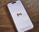 Um iPhone com o logotipo do Gmail na tela.