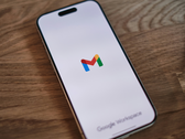 Um iPhone com o logotipo do Gmail na tela.