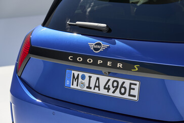 A traseira do novo Mini Cooper SE recebeu o mesmo tratamento minimalista que o resto do carro. (Fonte da imagem: Mini)