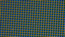 A tela OLED usa uma matriz de subpixel RGGB que consiste em um LED vermelho, um azul e dois verdes.