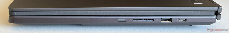 Lado direito: Botão liga/desliga, leitor de cartão SD, USB-A 3.2 Gen.2 (10 Gbps), USB-C 4.0 com Thunderbolt 4 (40 Gbps, DisplayPort, Power Delivery)