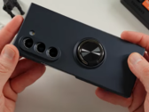 Um Galaxy Z Fold5 em um estojo Fold6. (Fonte: Jeff Springer via YouTube)