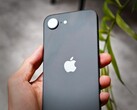 Assim como o iPhone 16e da foto, o Apple iPhone 17e pode oferecer apenas uma única câmera na parte traseira