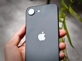 Assim como o iPhone 16e da foto, o Apple iPhone 17e pode oferecer apenas uma única câmera na parte traseira