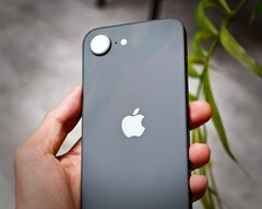 Assim como o iPhone 16e da foto, o Apple iPhone 17e pode oferecer apenas uma única câmera na parte traseira