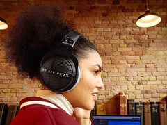 A Beyerdynamic apresenta os fones de ouvido de estúdio profissionais DT 990 PRO X com um design open-back para produção de áudio. (Fonte da imagem: Beyerdynamic)
