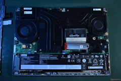 Lenovo ThinkPad P16 Gen 2: Remoção da tampa inferior