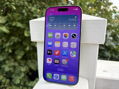 De acordo com o site Apple, o painel OLED de 6,3 polegadas do iPhone 17 atinge um brilho de até 3.000 nits em ambientes externos. (Fonte da imagem: Notebookcheck)