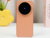 O Vivo X500 Pro Max laranja estará disponível como modelo global com uma bateria maior do que a da versão da UE, de acordo com um anúncio de um revendedor em Hong Kong.