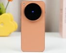 O Vivo X500 Pro Max laranja estará disponível como modelo global com uma bateria maior do que a da versão da UE, de acordo com um anúncio de um revendedor em Hong Kong.