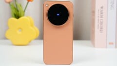 O Vivo X500 Pro Max laranja estará disponível como modelo global com uma bateria maior do que a da versão da UE, de acordo com um anúncio de um revendedor em Hong Kong.