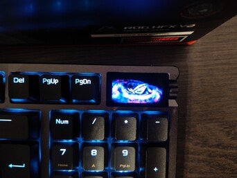 A tela facilita muito o ajuste das configurações diretamente no teclado e também pode mostrar animações. (Fonte da imagem: Notebookcheck)