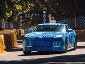 O Jaguar Type 01 EV, com a pintura “Blue Exuberant Modernism Camouflage”, passando em alta velocidade pela grade de largada na Goodwood Hill Climb