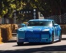 O Jaguar Type 01 EV, com a pintura “Blue Exuberant Modernism Camouflage”, passando em alta velocidade pela grade de largada na Goodwood Hill Climb