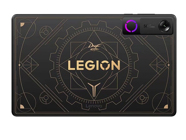 O Legion Y700 Gen 5 Warrior Edition tem um design personalizado na parte traseira.