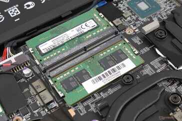 Slots acessíveis 2x SODIMM