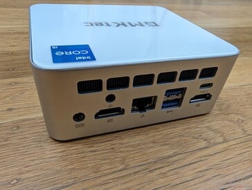 Parte traseira: Adaptador CA, fone de ouvido de 3,5 mm, 2x HDMI 2.0 (4K60), Gigabit RJ-45, USB-A 2.0, USB-A 3.2, USB-C (sem PD)