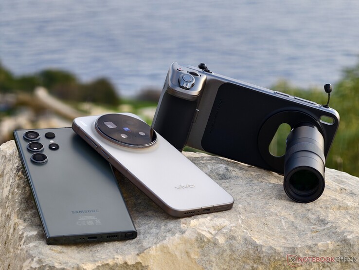 O Vivo X300 Pro com um teleconversor é um substituto um pouco maior para a câmera teleobjetiva de 10x do Samsung Galaxy S23 Ultra. (Fonte da imagem: Alexander Fagot, Notebookcheck)