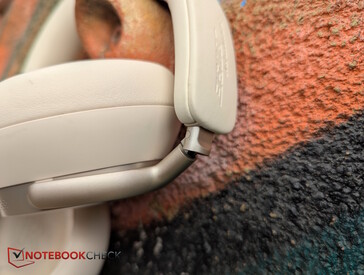 Os fones de ouvido podem ser dobrados em 90 graus