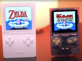 O dispositivo portátil para jogos FPGA da Funnyplaying ao lado do Analogue Pocket, da direita para a esquerda. (Fonte da imagem: Macho Nacho Productions)