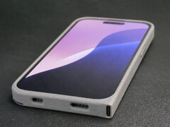 O Obsoless iPh0n3 apresenta um design de nylon e uma porta USB Type-C montada na lateral. (Fonte da imagem: Ken Pillonel)