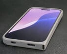 O Obsoless iPh0n3 apresenta um design de nylon e uma porta USB Type-C montada na lateral. (Fonte da imagem: Ken Pillonel)
