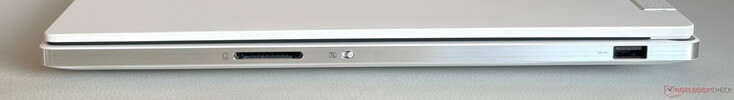 Lado direito: Leitor de cartão SD, obturador de privacidade da webcam, USB-A 3.2 Gen.1 (5 Gbps)