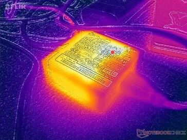 O adaptador CA atinge mais de 44 °C ao operar cargas exigentes